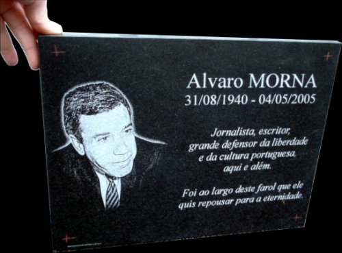 Portraits grav&eacute;s &agrave; la pointe diamant sur plaques fun&eacute;raires personnalis&eacute;es