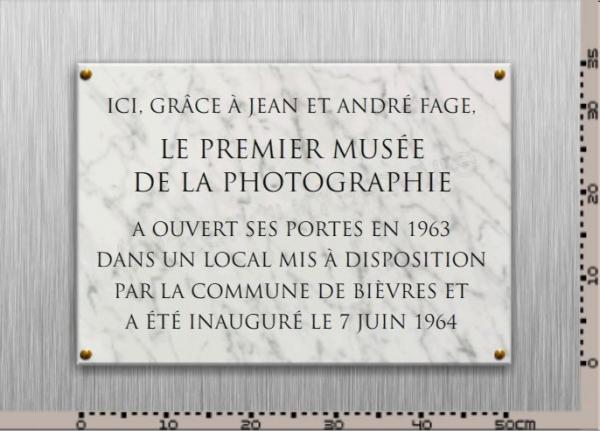 Voici la plaque d'inauguration du musée de la photographie