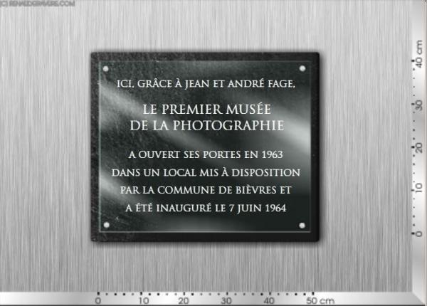 Plaque inauguraive pour le musée et bâtiments publics.