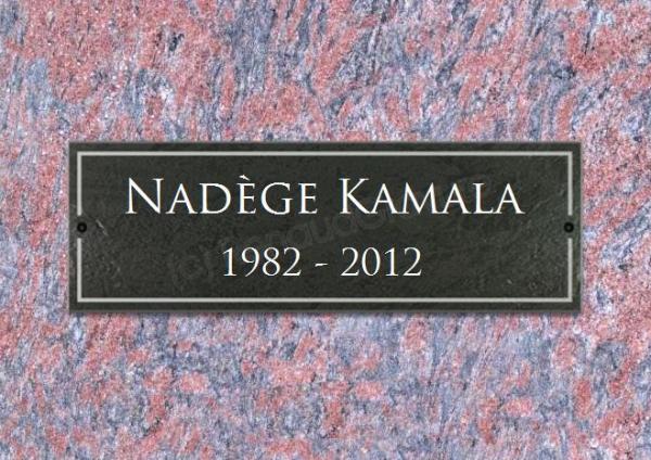Gravure sur ardoise pour une plaque de tombe à visser.