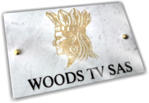 Plaque professionnelle en marbre de carrare pour Woods TV sas