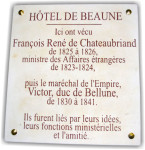 Plaque de commémoration en pierre.
