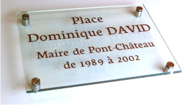 Plaque de commémoration en verre gravé.