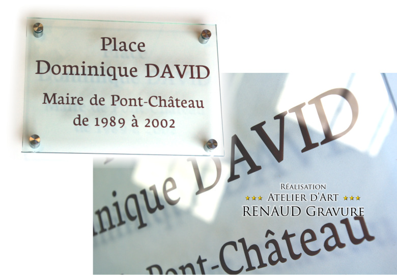 Plaque en verre gravé pour la place Dominique DAVID à Pont Château