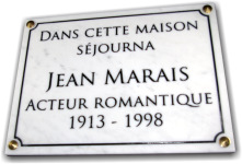 Plaque commémorative dans cette maison séjourna Jean Marais acteur romantique 1913 - 1998