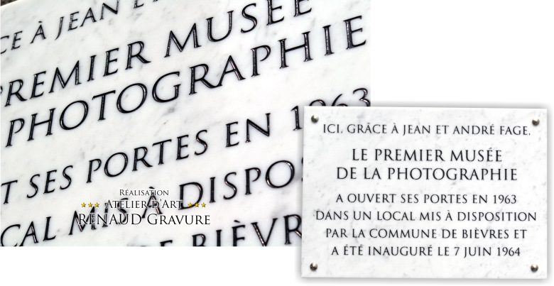 Plaque d'inauguration du premier musée de la photographie.