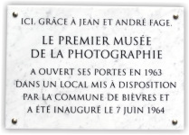 Plaque de commémoration en marbre de Carrare avec gravure dans la masse et finition en laque de résine noire