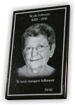 Plaque funéraire en granit avec un portrait gravé.
