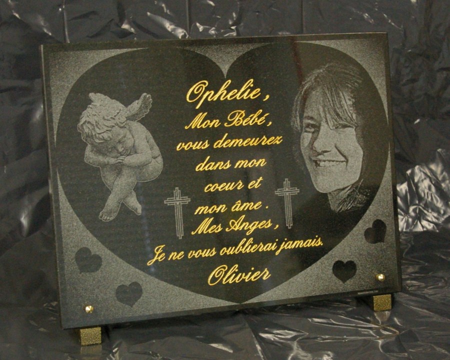 Photo grav&eacute;e sur une plaque fun&eacute;raire en coeur avec gravure dorure