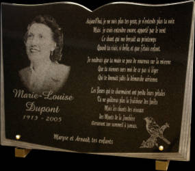 Plaque fun&eacute;raire en forme de livre ouvert
