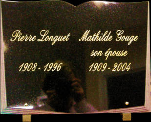 Epitaphes grav&eacute;es sur une plaque funeraire en granit noir d'afrique