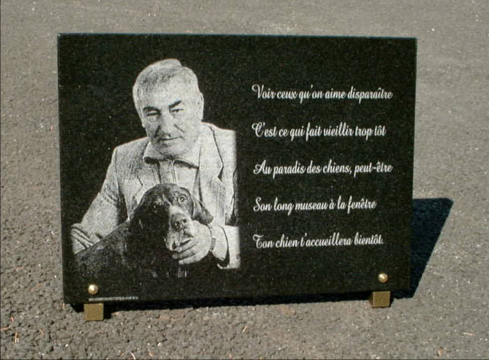 D&eacute;funt et chien grav&eacute;s &agrave; la pointe diamant sur une plaque fun&eacute;raire en granit noir d'afrique 1er choix
