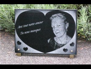 Plaque fun&eacute;raire en granit noir marlin 1er choix avec portrait grav&eacute; &agrave; la pointe diamant