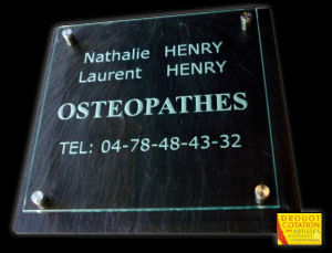 Plaque d'inauguration en ardoise cliv&eacute;e recouverte par une plaque de verre grav&eacute; fix&eacute; avec des fixation en inox massif ind&eacute;vissables.