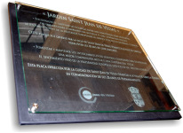 Plaque commémorative en ardoise et verre gravé
